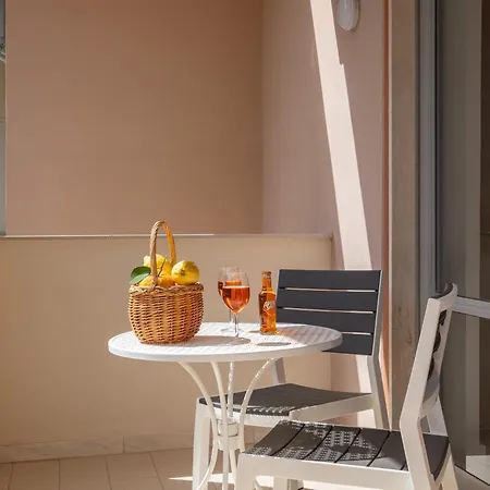 Apartamento Nonno Angelo - 4 Bedrooms With Free Parking & Seaview Balcony